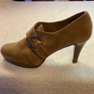 Anne Klein Winterlyn Tan Leather Upper Suede 3.5” Patent Heel EUC Size 8.5